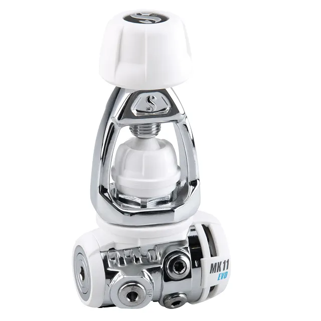 Gros plan du premier étage du détendeur de plongée MK11 EVO blanc, isolé sur fond blanc, montrant le raccord de robinet et les ports pour tuyaux.