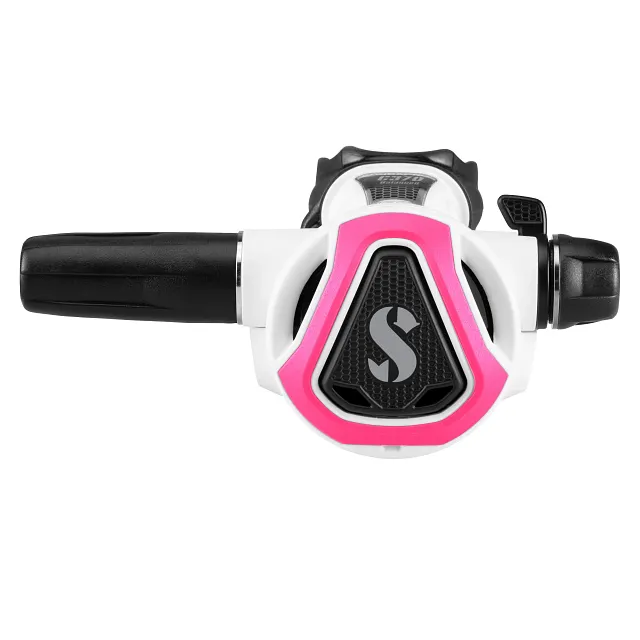 Vooraanzicht van een witte C370‑duikregelaar met roze kleurframe op een witte achtergrond.