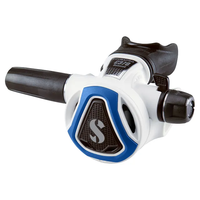 Schrägansicht von vorne links eines weißen C370‑Tauchatemreglers mit blauem Farbrahmen auf weißem Hintergrund.