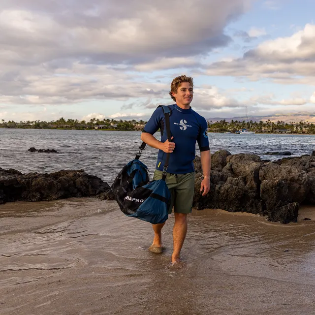 Sport Mesh 95 - Diver walking along the shoreline