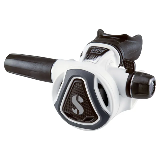 Schuine vooraanzicht links van de C370‑regelaar met wit frame op een witte achtergrond.