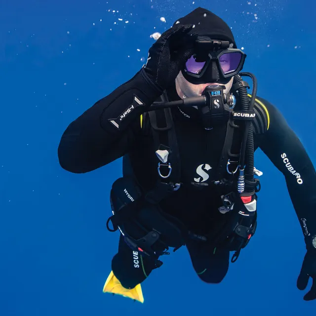 Galileo HUD Dive Computer & D-Flex Dive Gloves