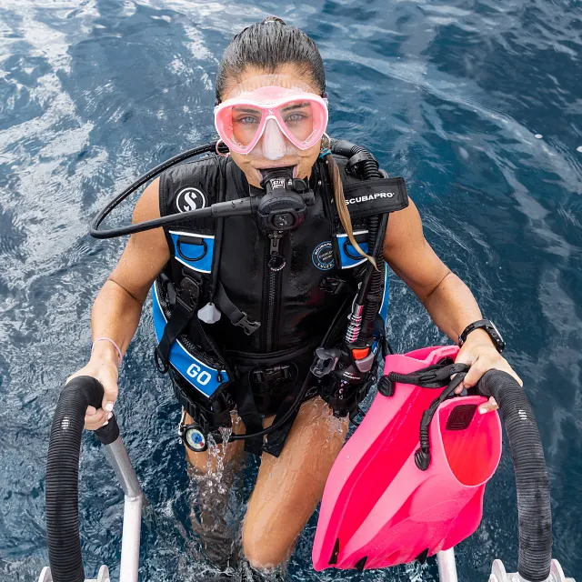 GO Sport Fin, Pink - Scuba diver exiting the water using a ladder