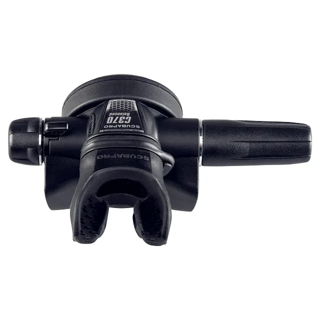 Vue arrière d’un détendeur de plongée C370 noir et graphite, montrant l’embout buccal, le boîtier du deuxième étage et le raccord droit du tuyau.