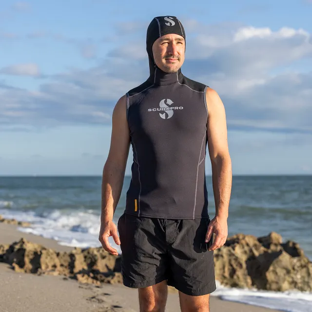 Hybrid Hooded Vest, Men - Hood Up on diver's head