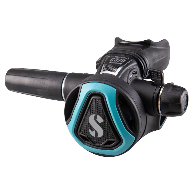 Schräge Vorderansicht eines schwarzen C370‑Tauchatemreglers mit türkisfarbenem Farbrahmen auf weißem Hintergrund.