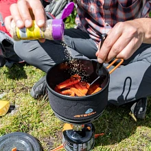 Seasoning peppers in the 1.5L Ceramic Cook Pot