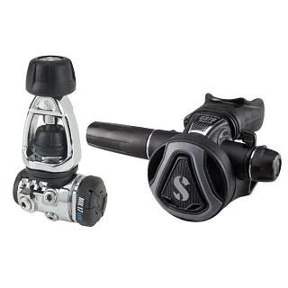 MK17 EVO 2 INT first stage and C370 second stage dive regulator set in black and graphite.