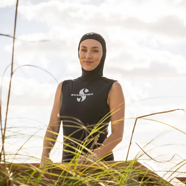 Hybrid Hooded Vest, Women - Hood Up on diver's head