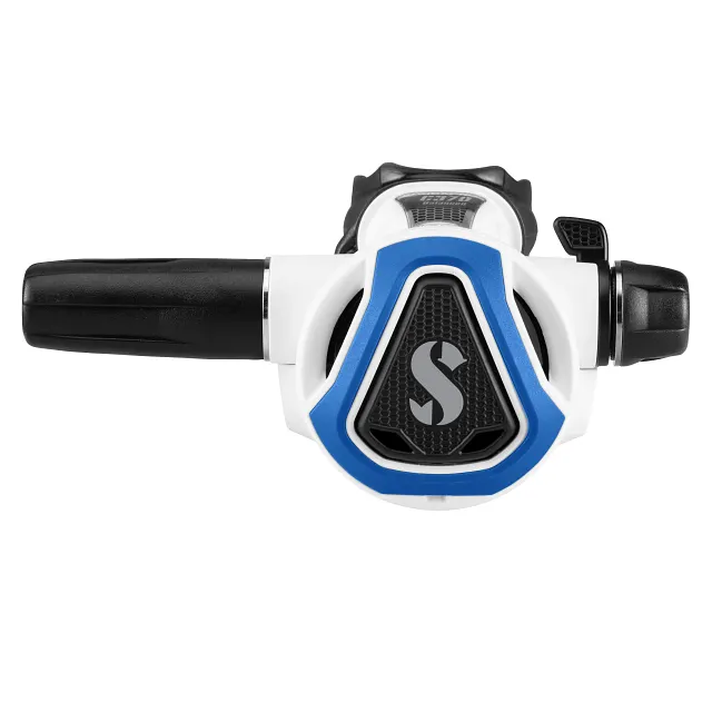 Vorderansicht eines weißen C370‑Tauchatemreglers mit blauem Farbrahmen auf weißem Hintergrund.