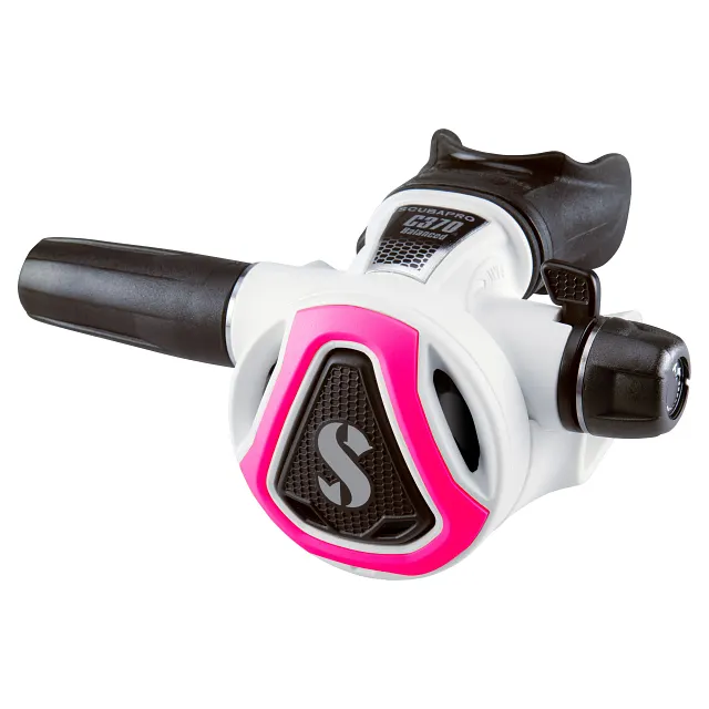 Schuin vooraanzicht van een witte C370‑duikregelaar met roze kleurframe op een witte achtergrond.
