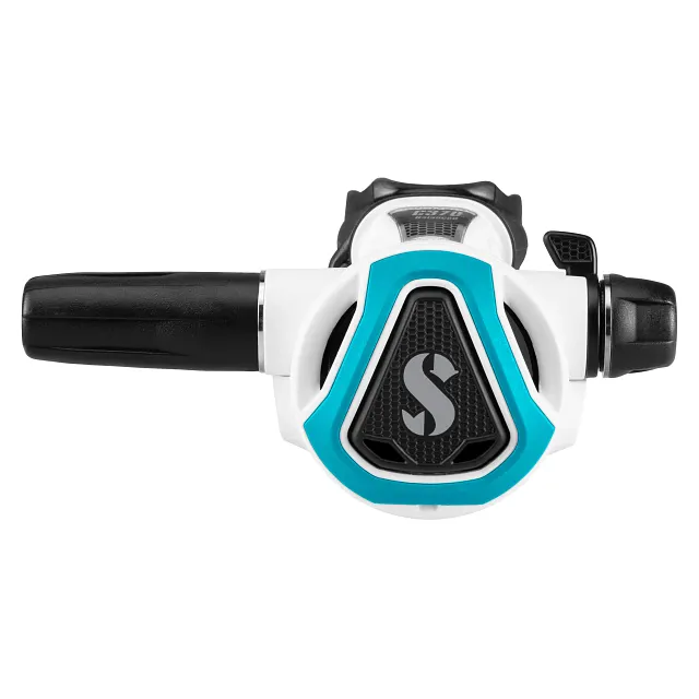 Vorderansicht eines weißen C370‑Tauchatemreglers mit türkisfarbenem Farbrahmen auf weißem Hintergrund.