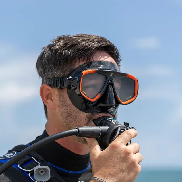 Zoom Dive Mask, Orange/Black & C370 Dive Regulator - Close-Up