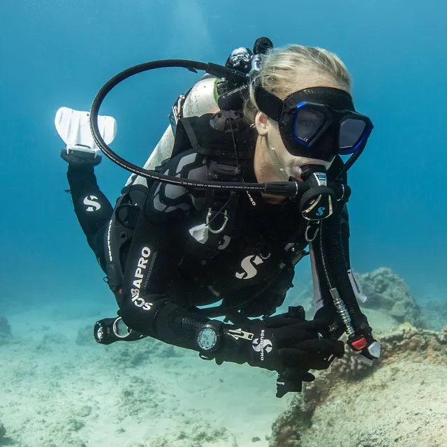 Seamless Dive Glove and C370 Dive Regulator