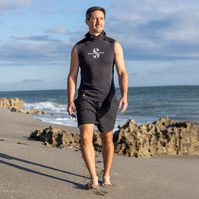 Hybrid Hooded Vest, Men - Diver strolling the beach