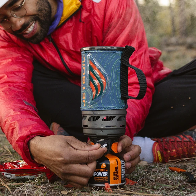 Turning heat control knob on the Jetboil Flash 1.0L Cooking System Stove in Ocean Topo