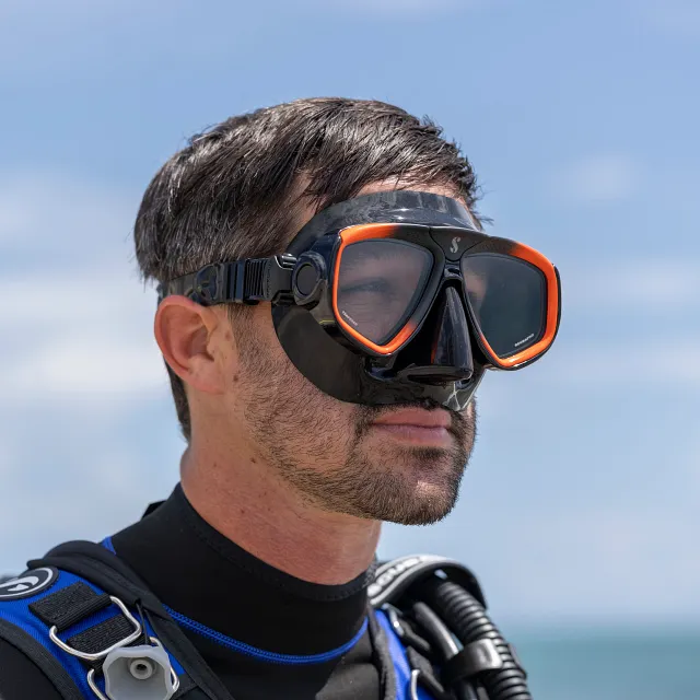 Zoom Dive Mask, Orange/Black - Donned on Diver Close-Up