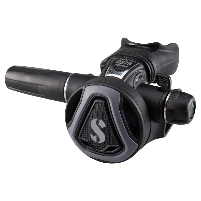 Schuine vooraanzicht links van de C370‑regelaar met grafietkleurig frame op een witte achtergrond.