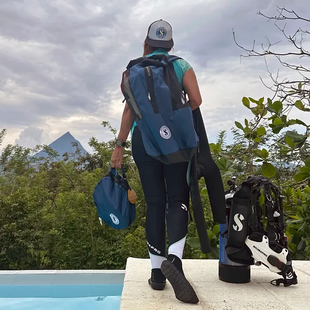 Sport Bag 9 and Sport Mesh 65 - Diver walking poolside