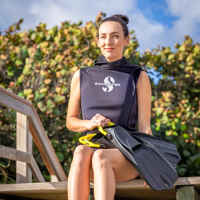 Hybrid Hooded Vest, Women - on diver sitting on dock