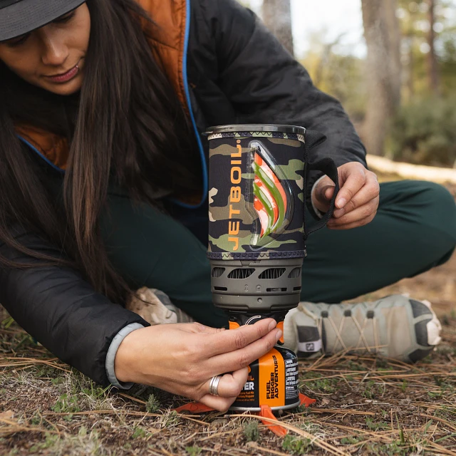 Adjusting heat control on Jetboil Flash 1.0L cooking system in Dark Camo