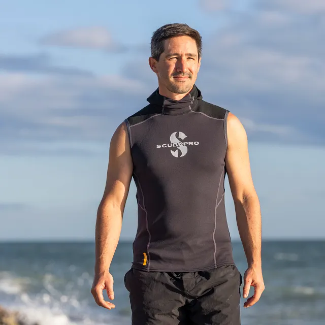 Hybrid Hooded Vest, Men - Hood down on diver's neck