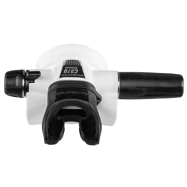 Vue arrière d’un détendeur de plongée C370 blanc, montrant l’embout buccal, le boîtier du deuxième étage et le raccord du tuyau.