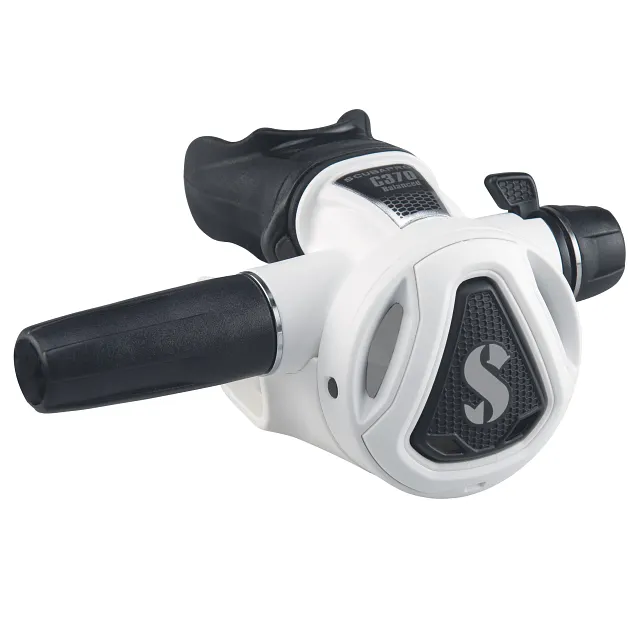 Vue arrière droite d’un détendeur de plongée C370 blanc, montrant le boîtier du deuxième étage, le raccord du tuyau et le profil latéral.