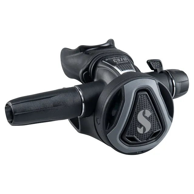 Vue arrière droite d’un détendeur de plongée C370 noir et graphite, montrant le boîtier du deuxième étage, le raccord du tuyau et le profil latéral.